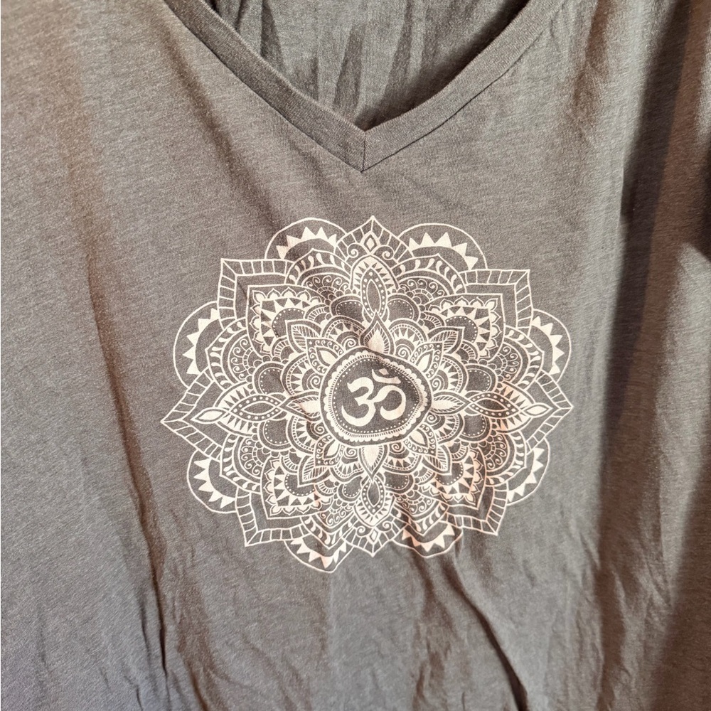 Torrid Gray V-Neck Graphic Tee with Mandala Print - Picture 4 of 6